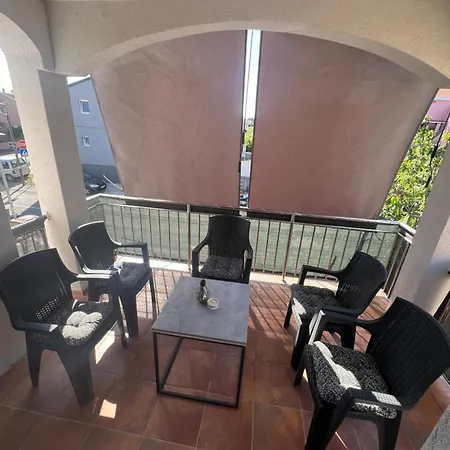 Greta's Self-check In דירה זאדאר