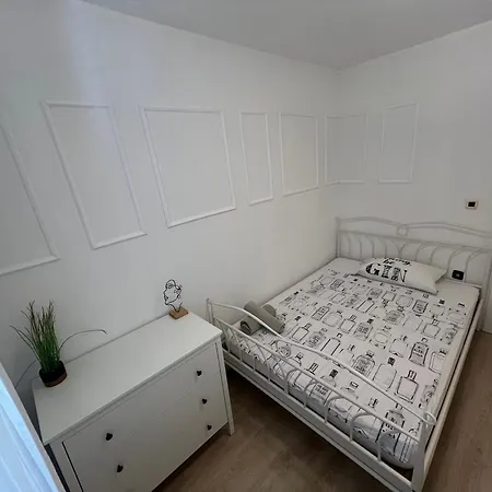 Greta's Self-check In * ザダル