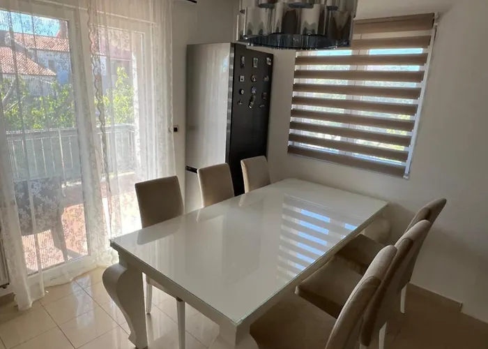 Greta's Self-check In * זאדאר