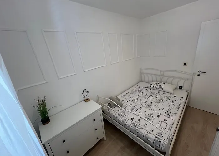 Greta's Self-check In * זאדאר